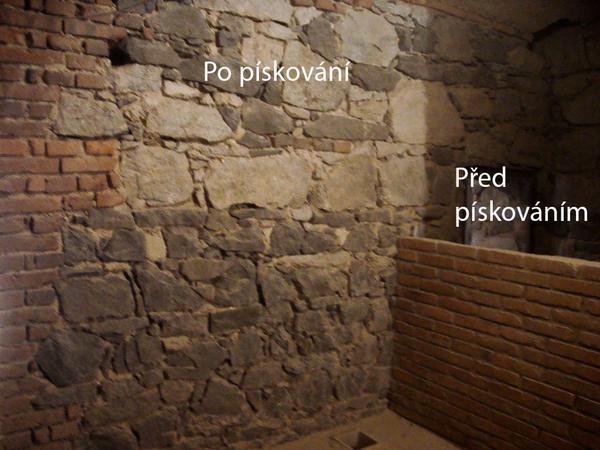 Pískování kamene před a po