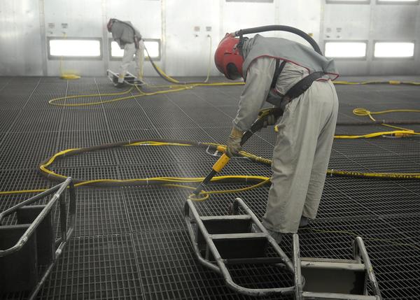 Pískování v tryskací kabině