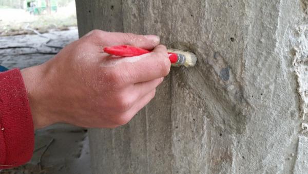 Antikorozní nátěr odhalené výztuže při provádění sanace