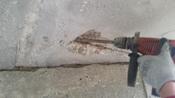 Odhalení zkorodované výztuže ručním bouracím kladivem